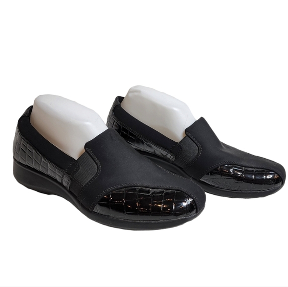 CLARKS SLIP ON SHOES - Picture 9 of 16